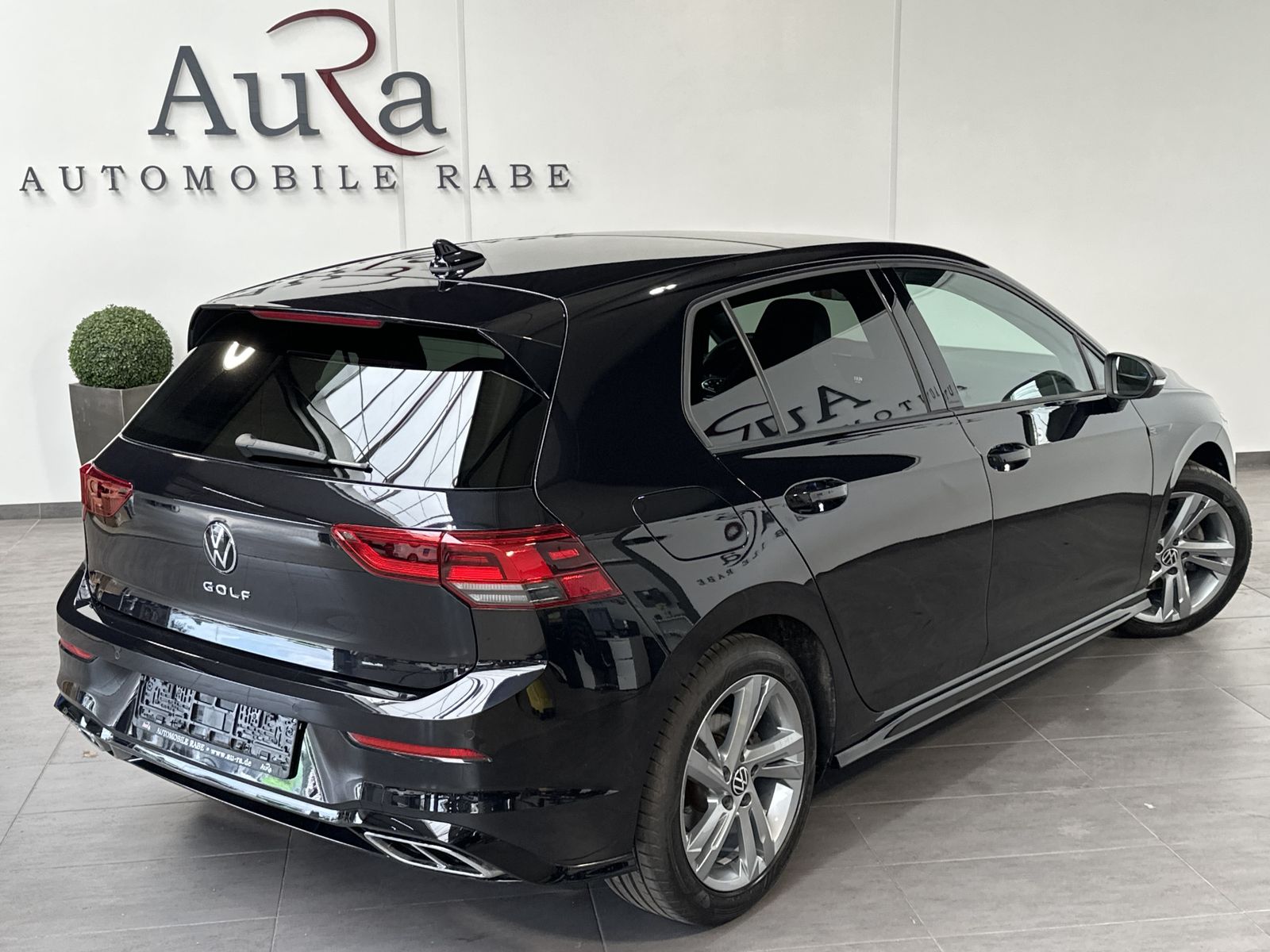 Fahrzeugabbildung Volkswagen Golf 2.0 TDI DSG R-Line NAV+LED+PANO+SHZ+V-COCK