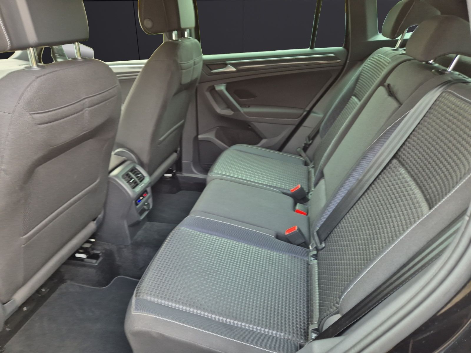 Fahrzeugabbildung Volkswagen Tiguan TSI United DSG LED Navi AID ACC Park-Assi