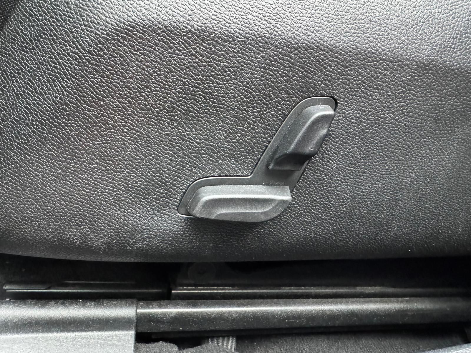 Fahrzeugabbildung Mercedes-Benz E 300 AMG V6 3.5L/PANO/HARMAN&KARDON/AHK/ILS/LED