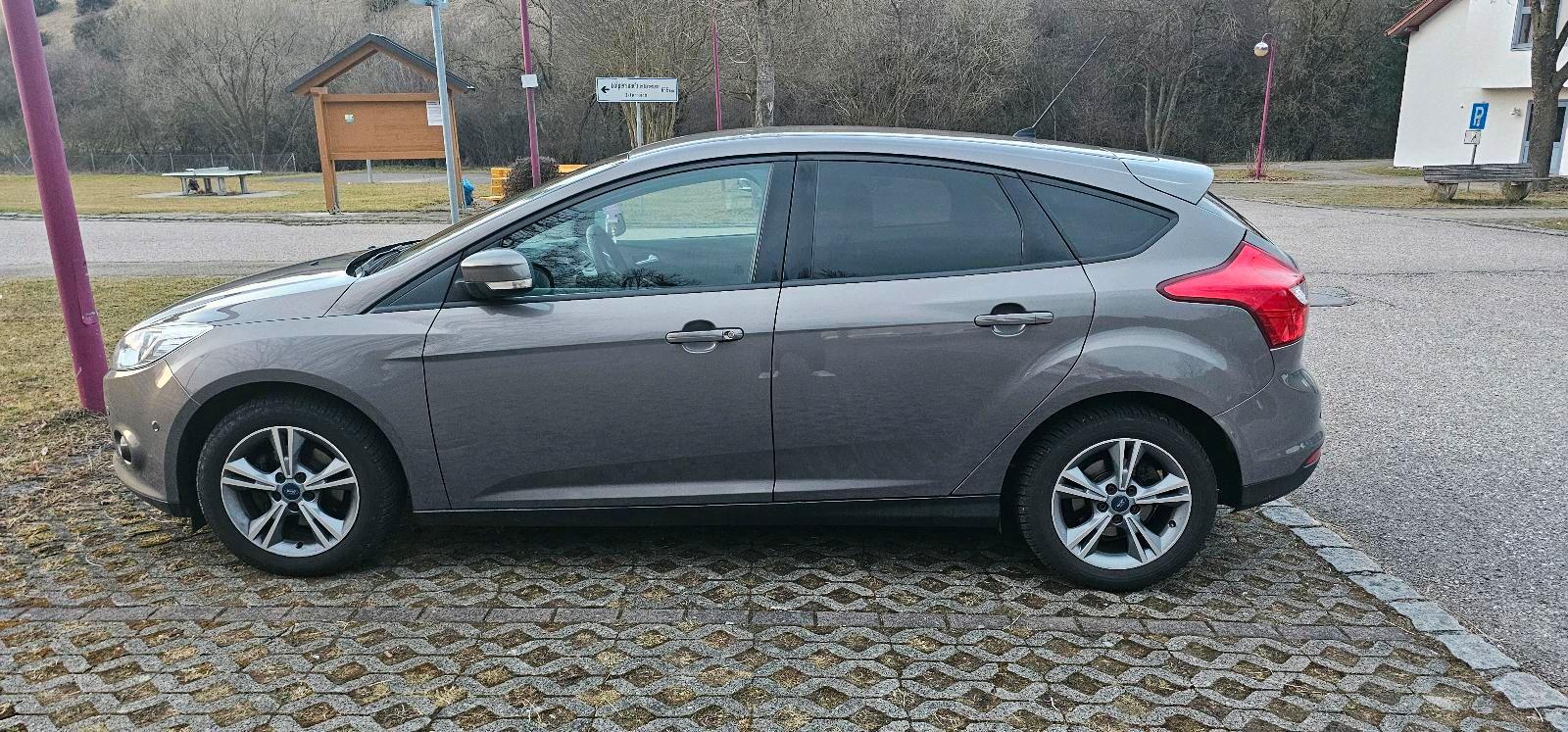 Ford Focus 2014 — interior
