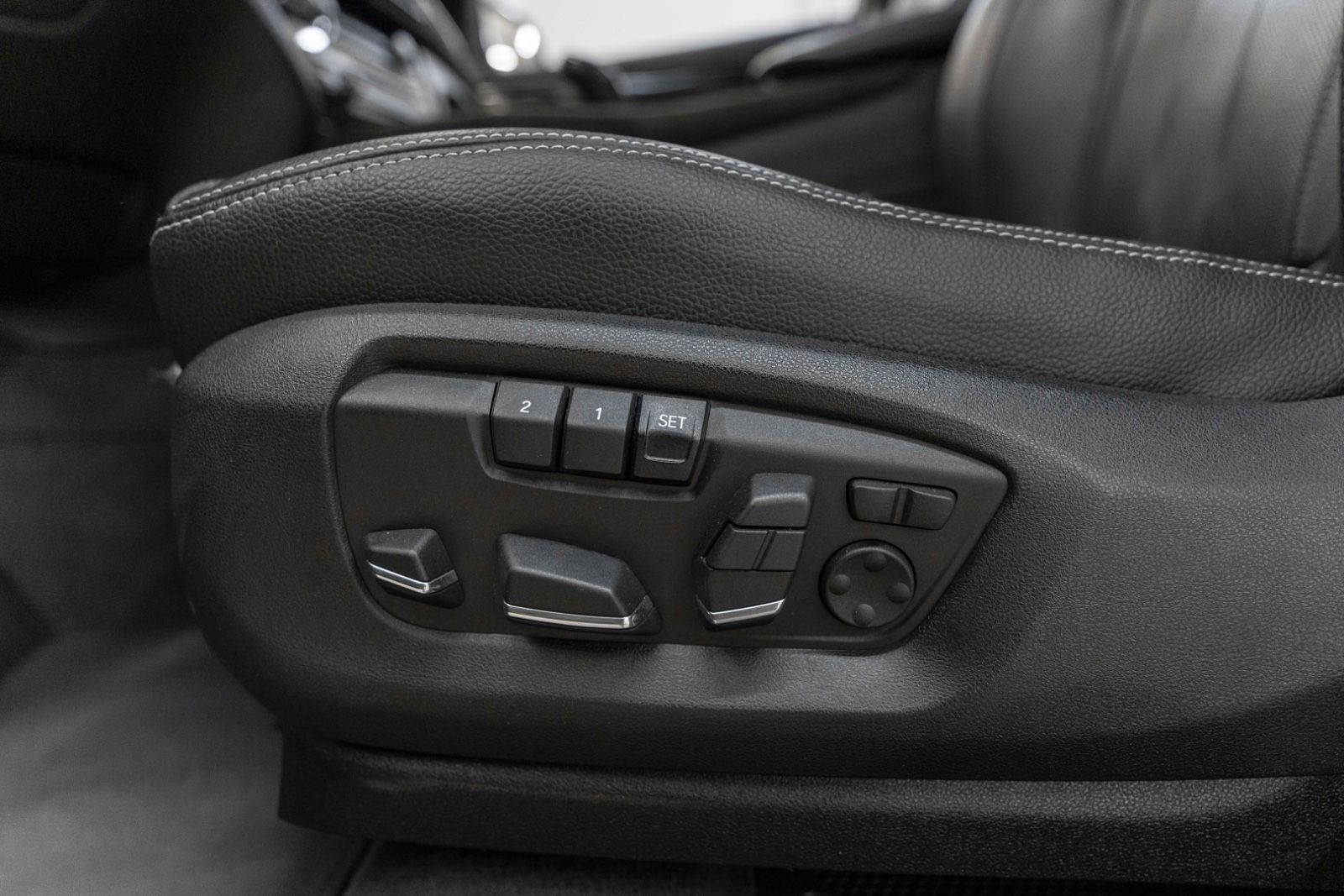 Fahrzeugabbildung BMW X6 xDrive50i M-SPORTPAKET 360° H&K ACC HUD TOTW