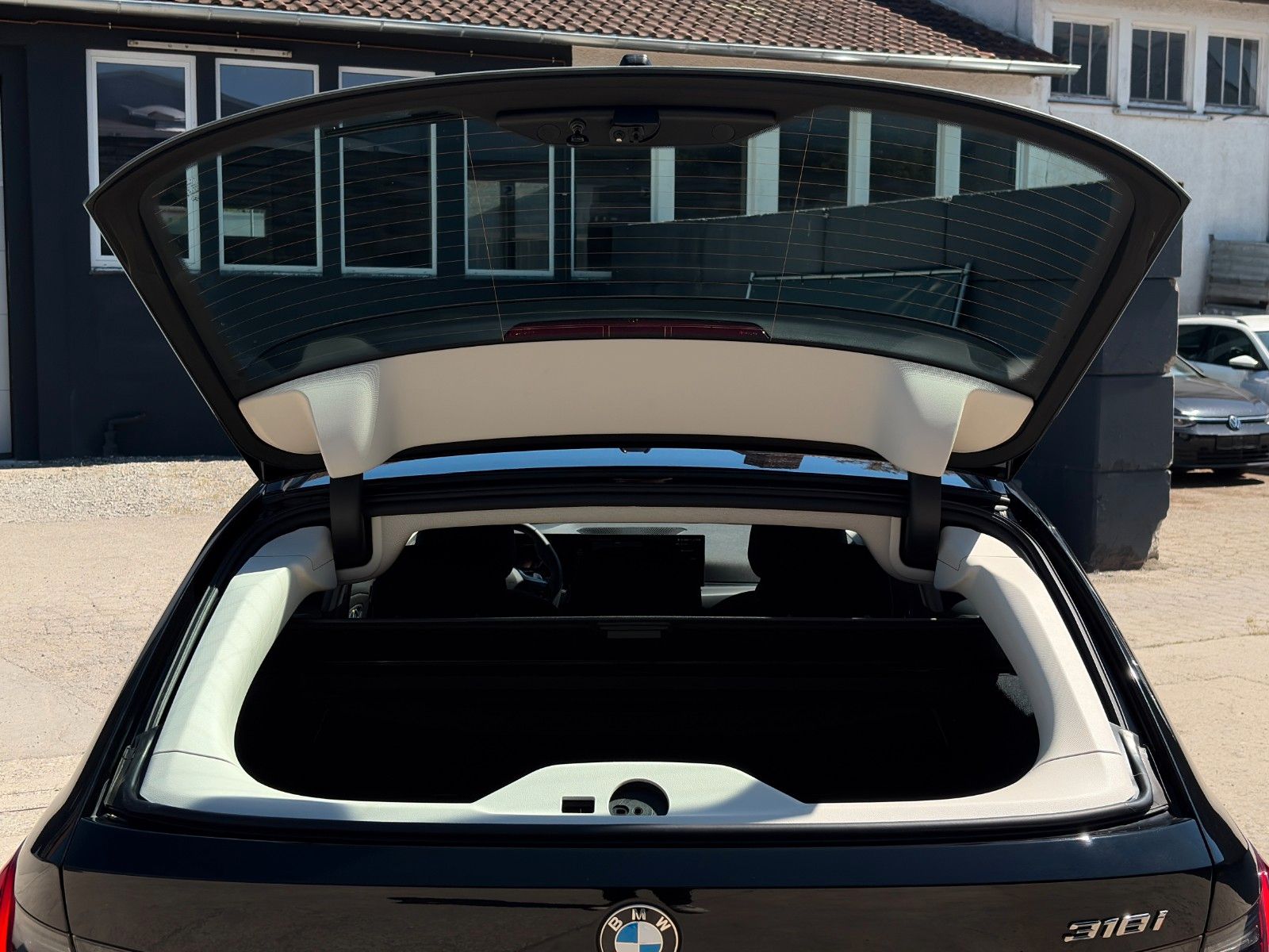 Fahrzeugabbildung BMW 318i Touring CockPit+ Alarm 3Z-Klima Kamera SHZ