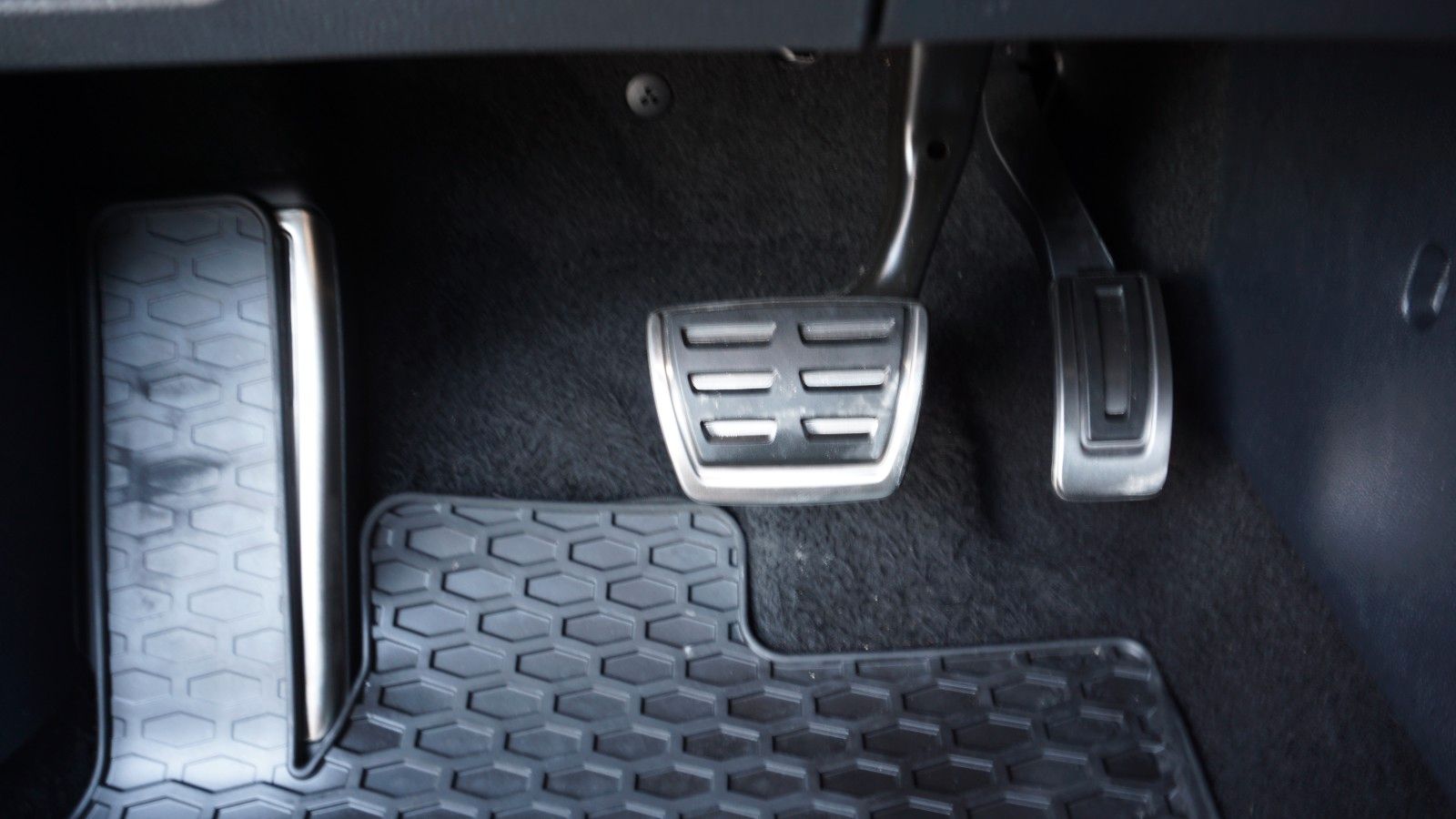 Fahrzeugabbildung Volkswagen T-Roc Sport 4Motion, Kamera, Navi, Pano, Black