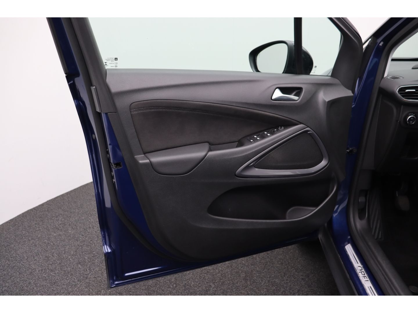 Fahrzeugabbildung Opel Crossland Ultimate 1.2 Totwinkelassistent Alcant