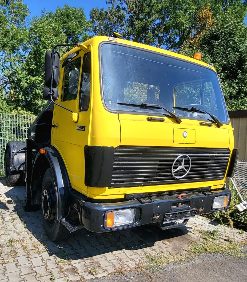 Mercedes-Benz 1422 S mit Kran