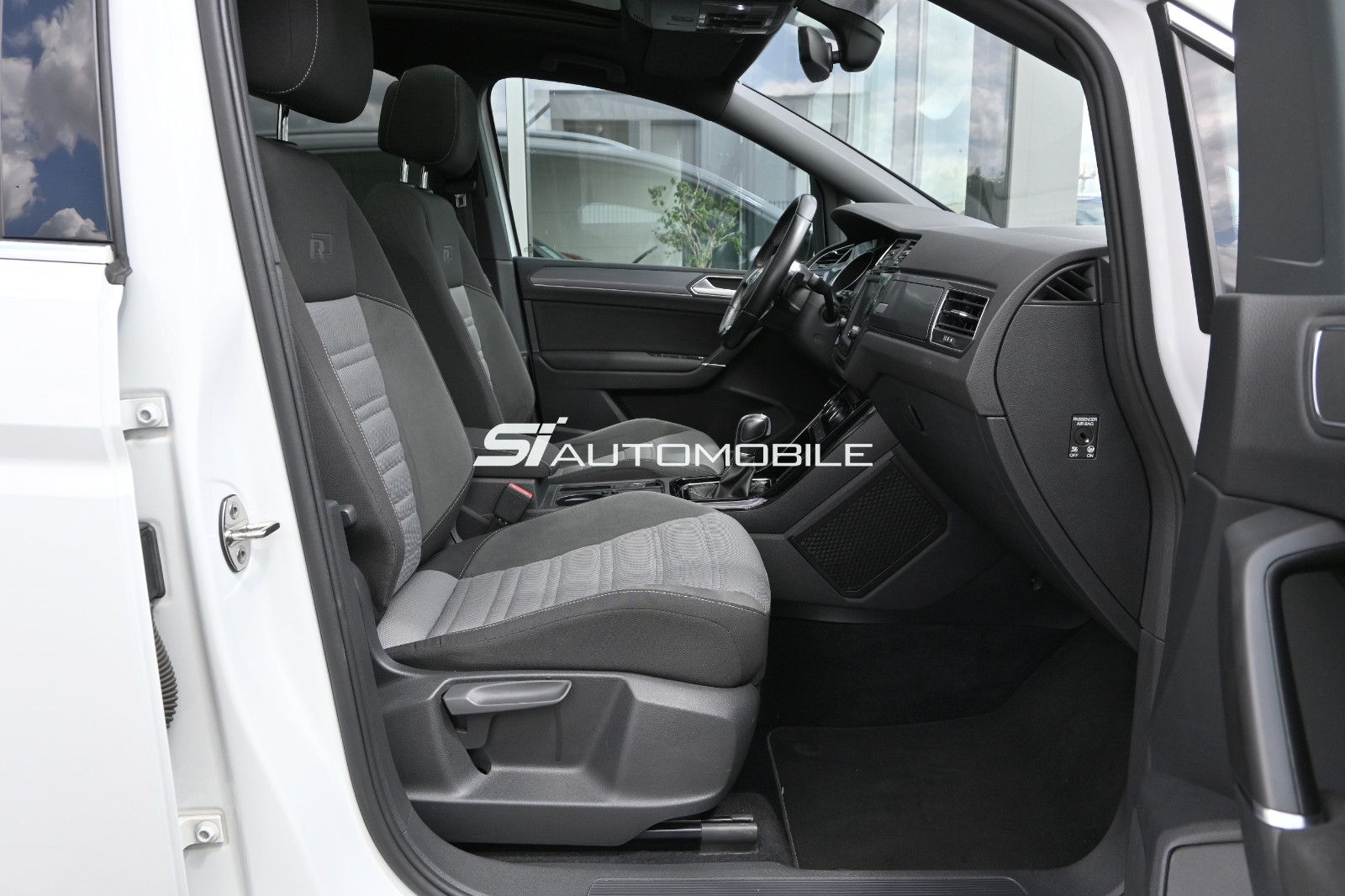 Fahrzeugabbildung Volkswagen Touran 2.0 TDI DSG R-Line °ACC°AHK°PANORAMA°KAM°