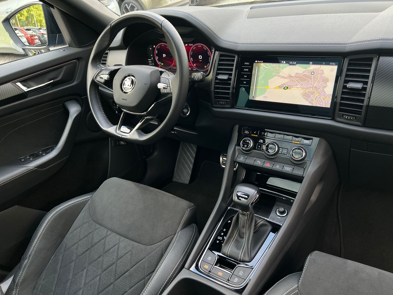 Fahrzeugabbildung SKODA Kodiaq Sportline 2.0 TDI DSG 4x4 *AHK,Pano,Stand