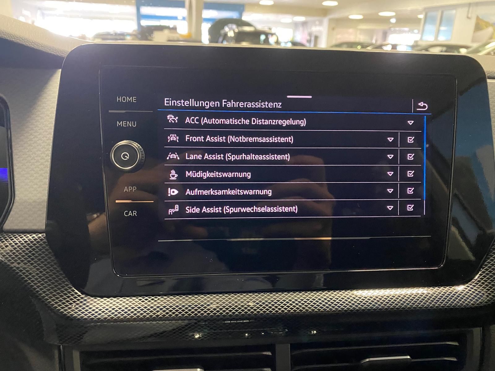 Fahrzeugabbildung Volkswagen T-Cross 1.0 TSI Life+APP+ACC+TOTWINKEL+KAMERA+++