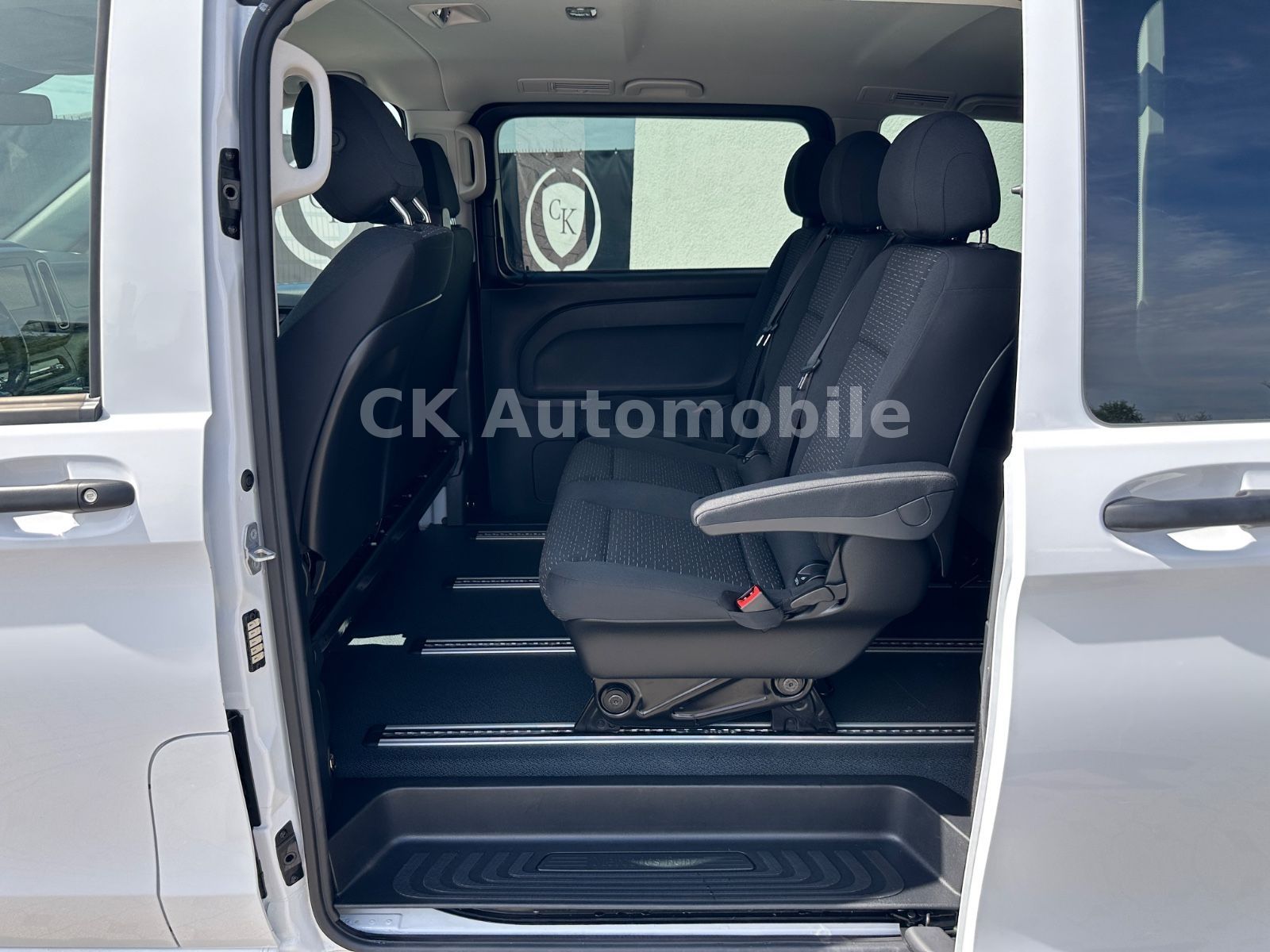 Fahrzeugabbildung Mercedes-Benz Vito Tourer 119 PRO lang/9 Sitze/Navi/LED/Kamera