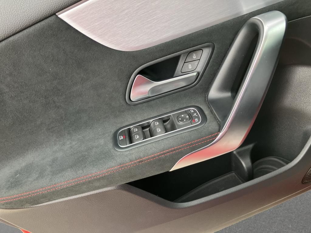 Fahrzeugabbildung Mercedes-Benz AMG A 35 4M Pano-Dach*Apple CarPlay*LED