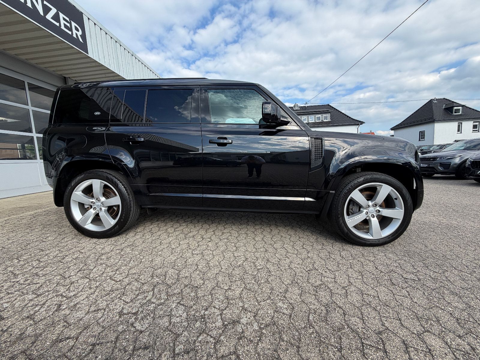 Fahrzeugabbildung Land Rover Defender 110 XS Edition/PANO/AHK/MERIDIAN/3D-KAM