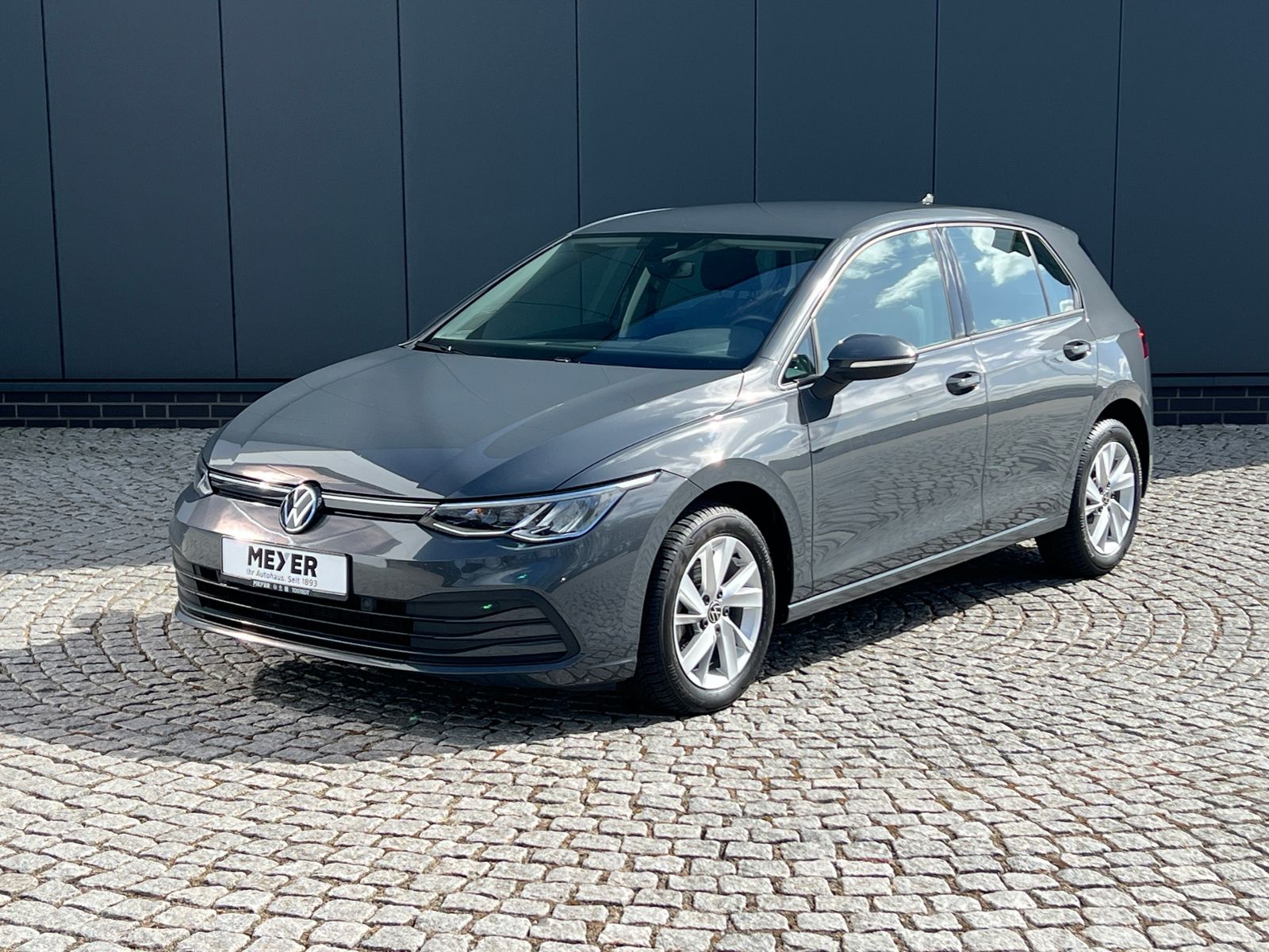 Fahrzeugabbildung Volkswagen Golf VIII 1.5 eTSI Life *AHK, Navi, AppConnect,