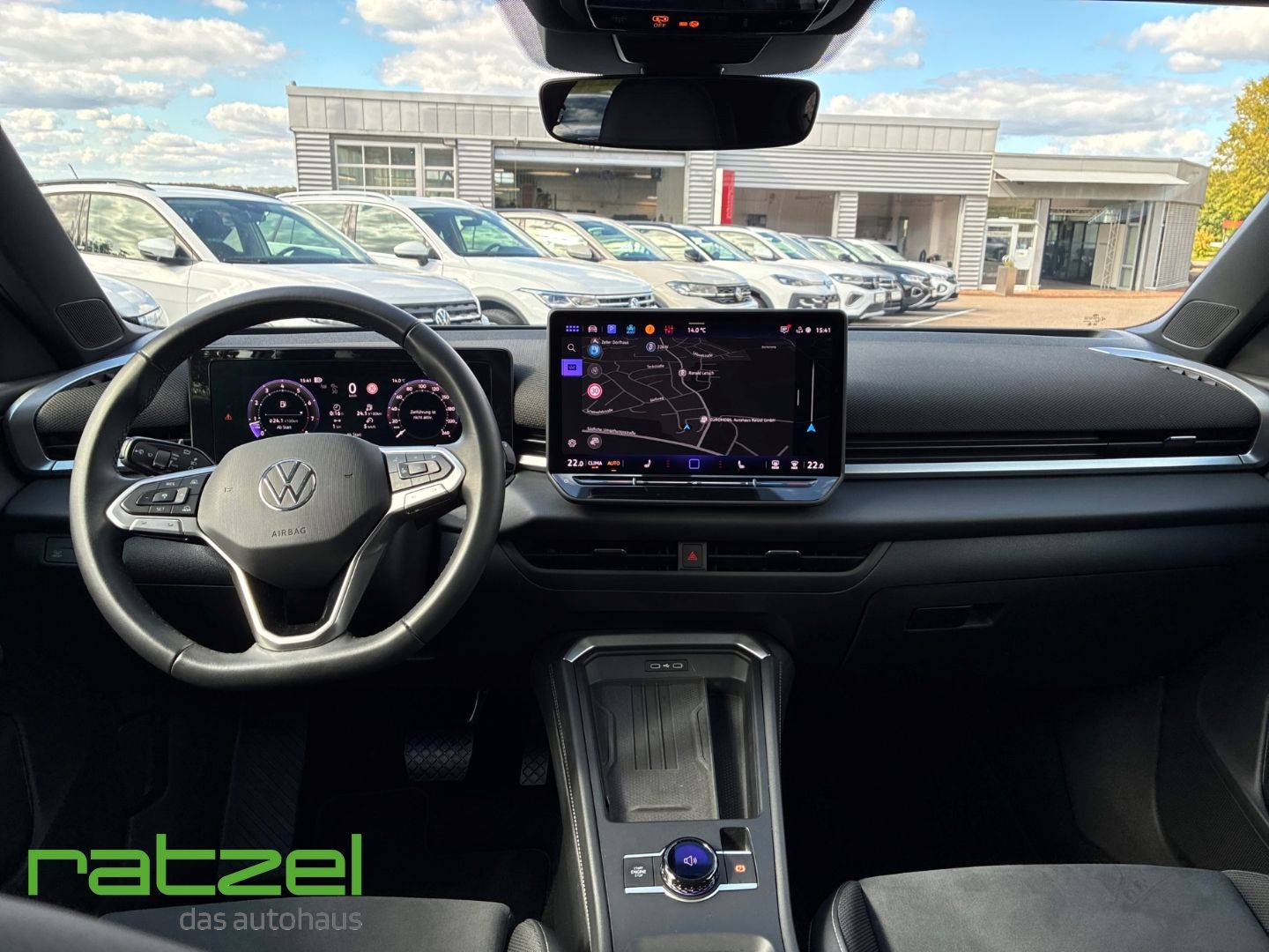 Fahrzeugabbildung Volkswagen T-Roc Style 1.5l eTSI DSG AHK+NAVI+IQ-Light