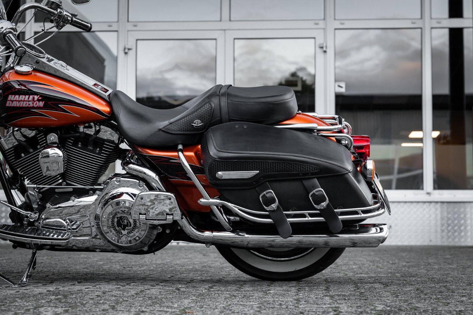 Fahrzeugabbildung Harley-Davidson FLHRC Road King Classic - BLACK BEAR - SELTEN