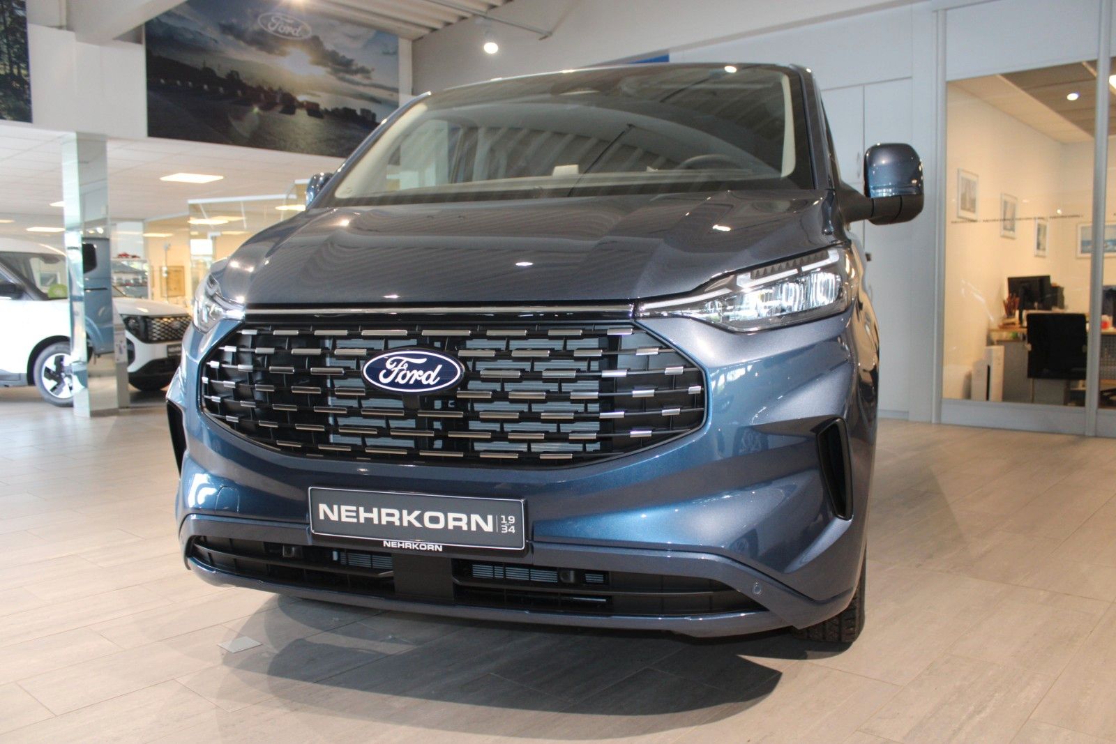 Fahrzeugabbildung Ford Tourneo Custom L1 Titanium 8-Sitze LED NAVI AHK