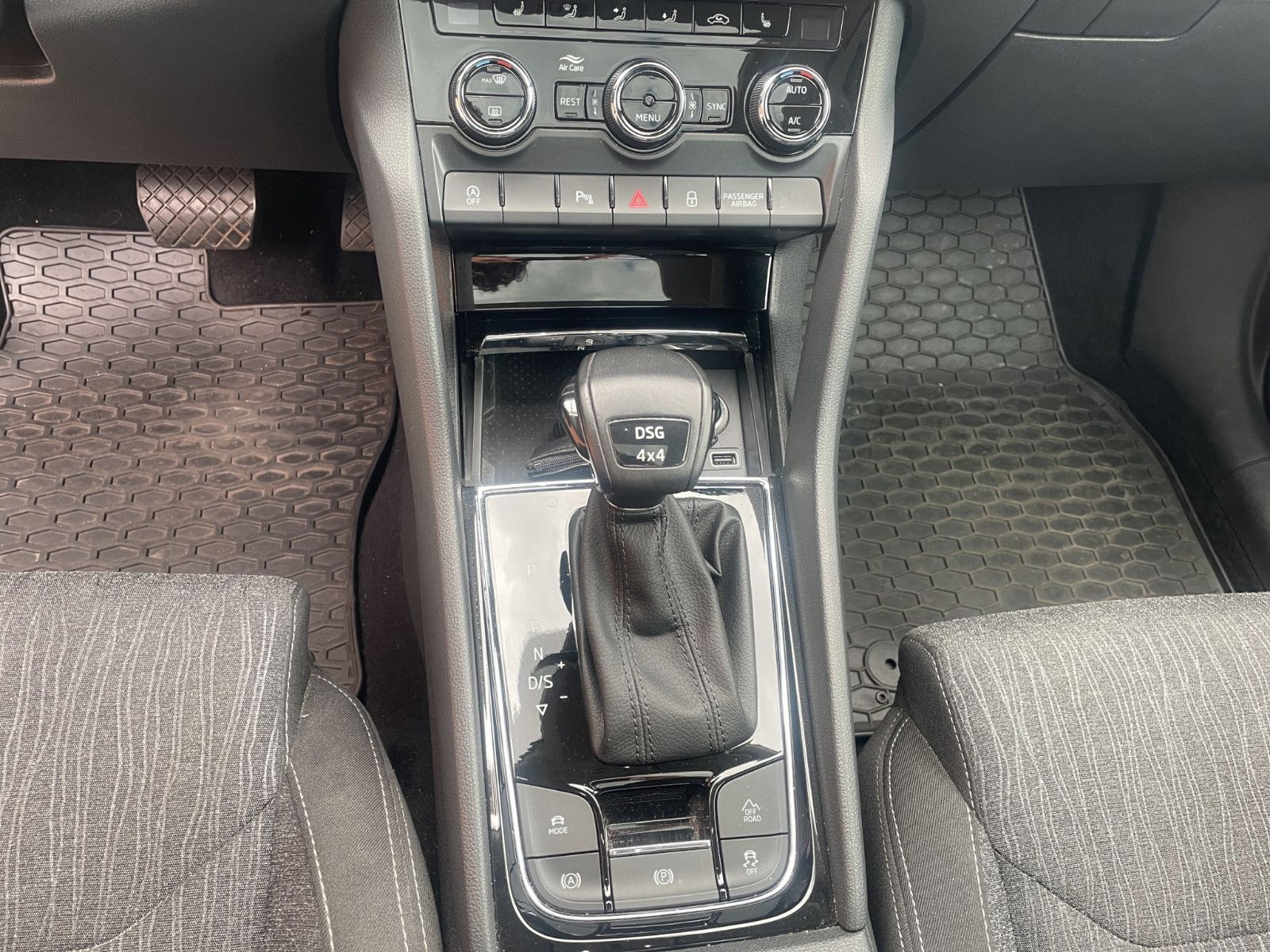 Fahrzeugabbildung SKODA Kodiaq Style 4x4/1.Hand/Pano/Shzvo+hi/Lenkrd hzb