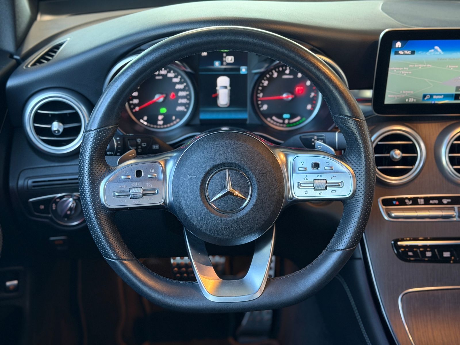 Fahrzeugabbildung Mercedes-Benz GLC 200 4Matic AMG Line AHK LED NAV SHZ 19"