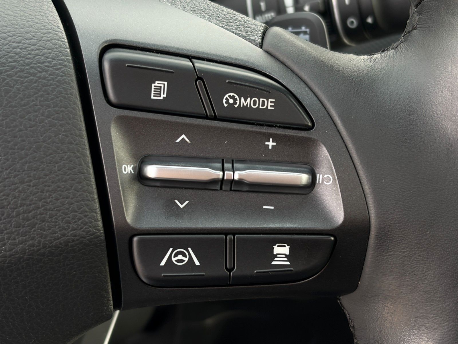 Fahrzeugabbildung Hyundai Kona E Trend 2WD Kamera Schiebedach ACC HuD LHZ