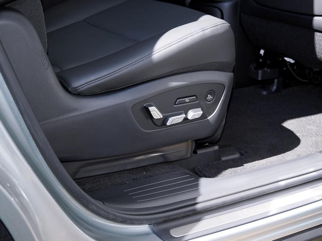 Fahrzeugabbildung Hyundai IONIQ 9 6-Sitzer UNIQ Panoramadach Relax-Paket