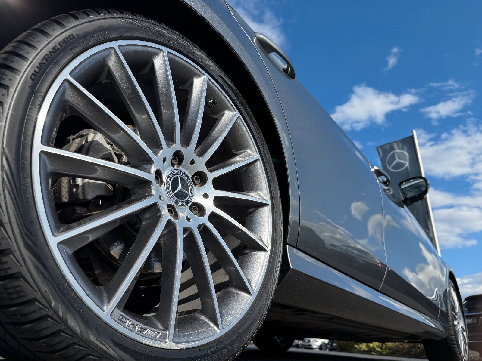 Fahrzeugabbildung Mercedes-Benz E 220d AMG+Pano+MultiBeam+Ambiente+TotW+360