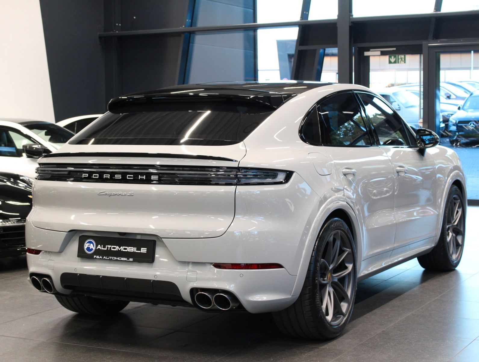 Fahrzeugabbildung Porsche Cayenne S Coupé Leichtbau-Sport-Paket Carbon