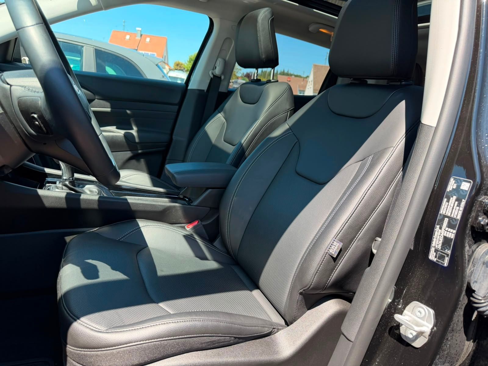 Fahrzeugabbildung Jeep Compass Summit Pano el. Sitz Leder Navi Mildhyb.