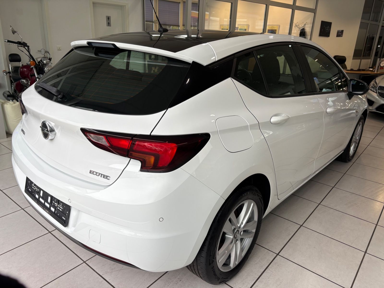Fahrzeugabbildung Opel Astra K Lim. Active Sport *LED* SCHWARZ / WEIß*