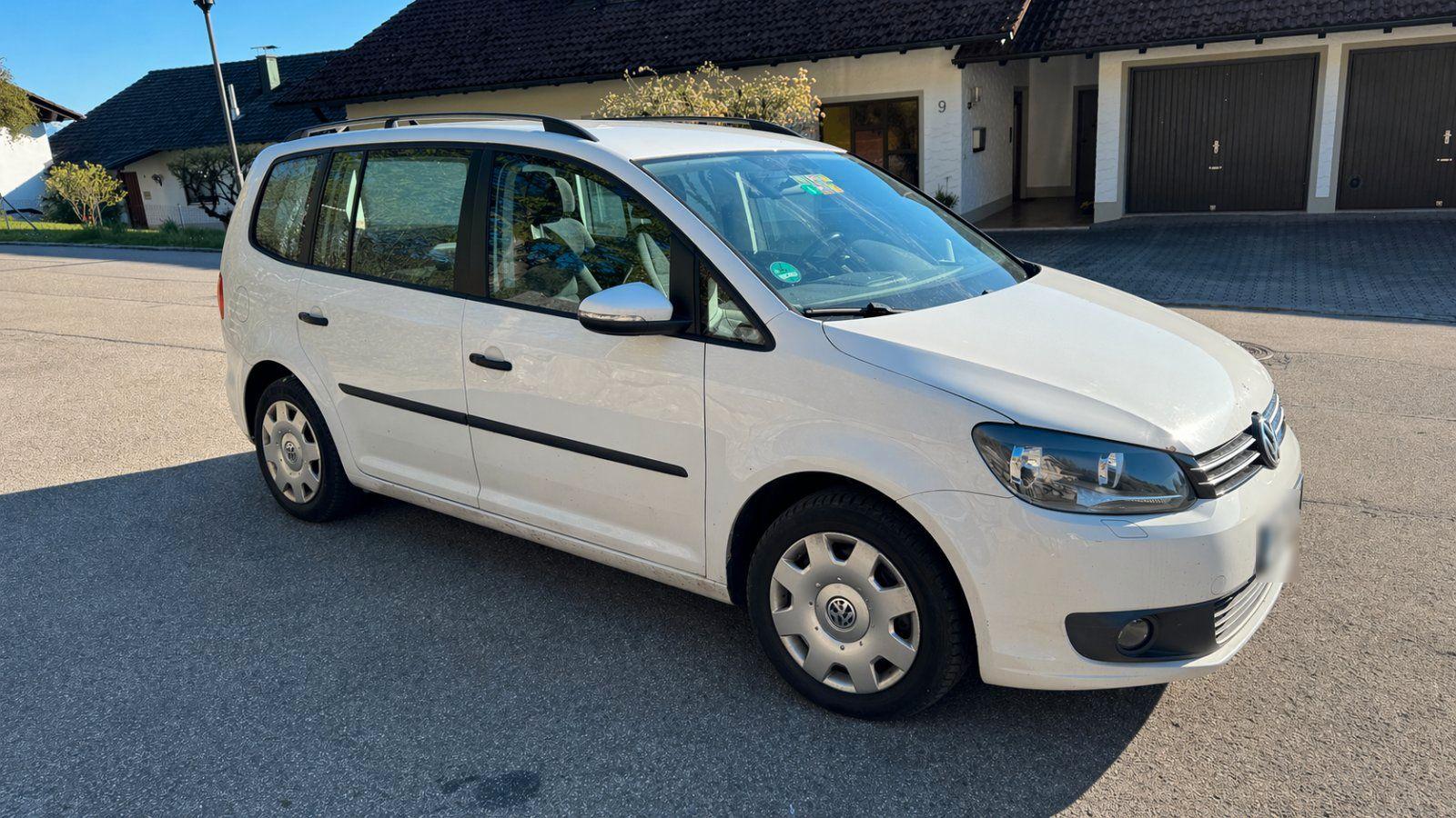 Volkswagen Touran 2013 — rear view