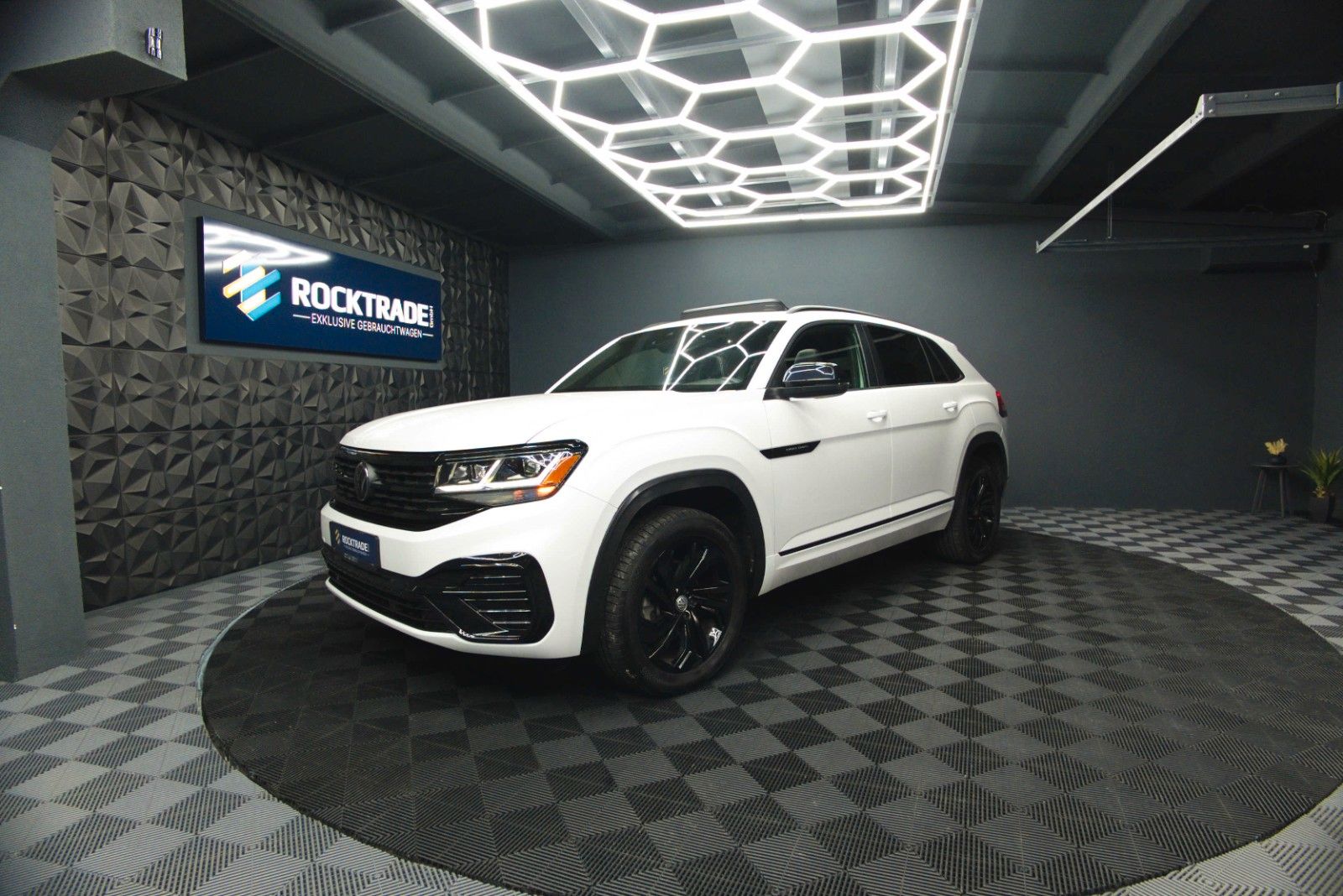 Fahrzeugabbildung Volkswagen ATLAS 3.6 Cross Sport 4x4 R-Line Black 4Motion