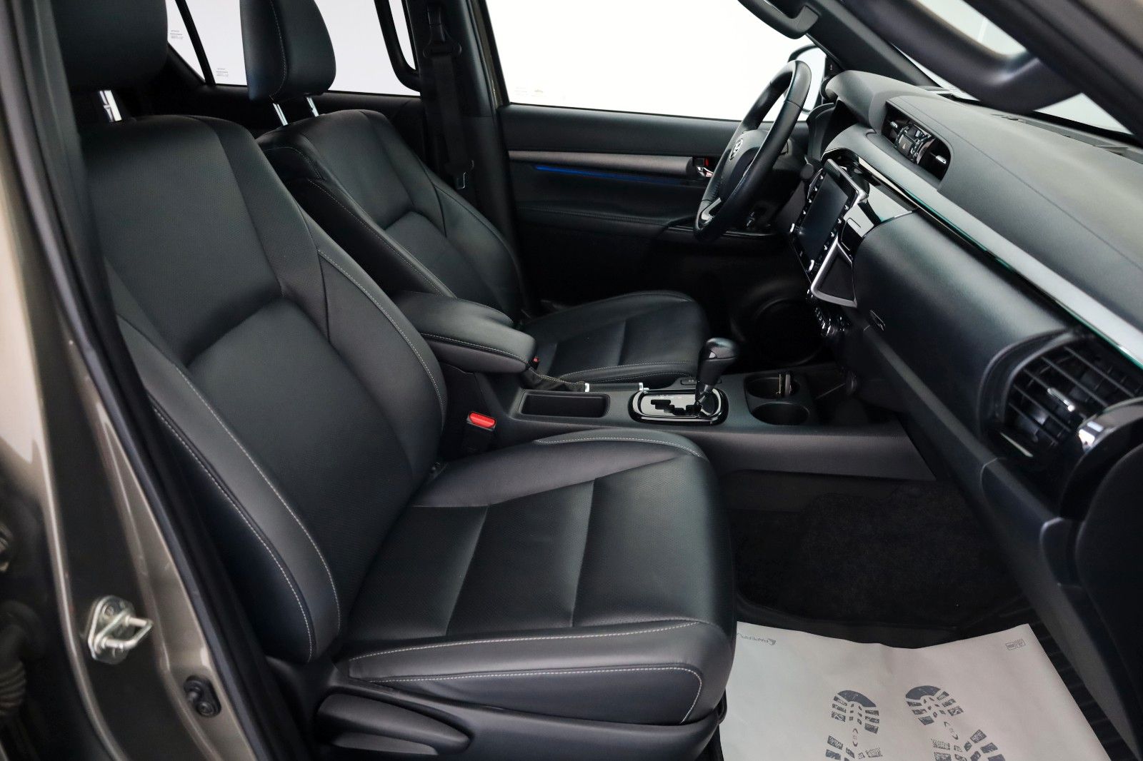 Fahrzeugabbildung Toyota Hilux 2.8 D-4D Invincible,4x4,ACC,Rollbügel, AHK