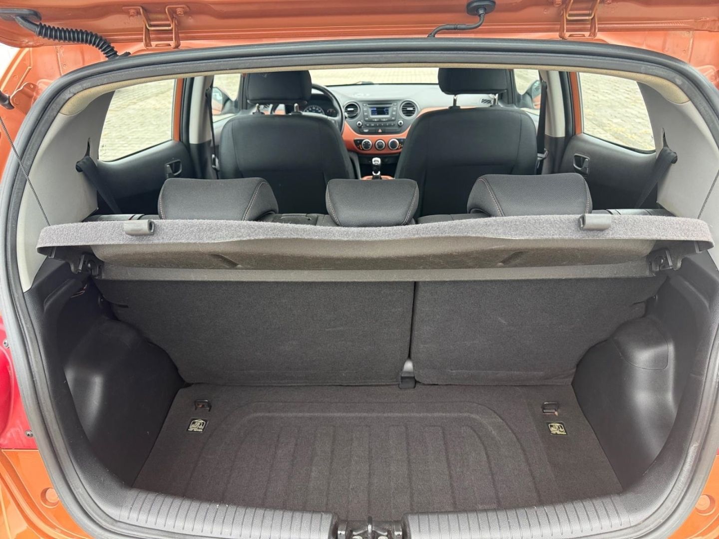 Fahrzeugabbildung Hyundai i10 1.0 FIFA WORLD CUP ALLWETTER+KLIMA+SHZ