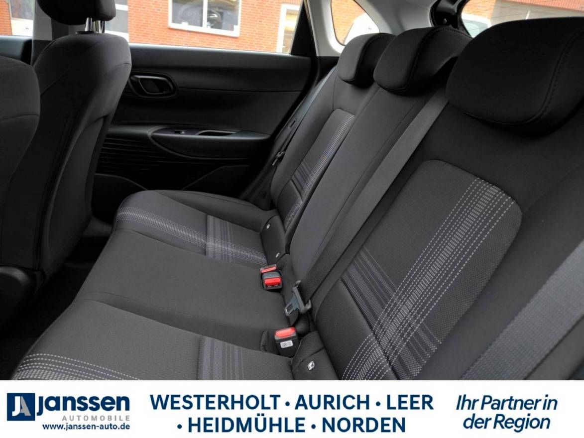 Fahrzeugabbildung Hyundai i20 Select Funktionspaket PDC Navi Rückfahrkamer