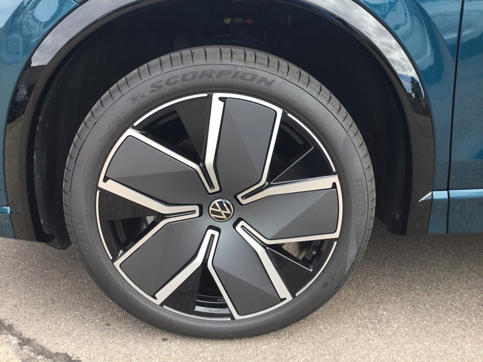Fahrzeugabbildung Volkswagen Tiguan 2.0 TDI DSG 4M R-Line+AHK+20"+Matrix+Pano