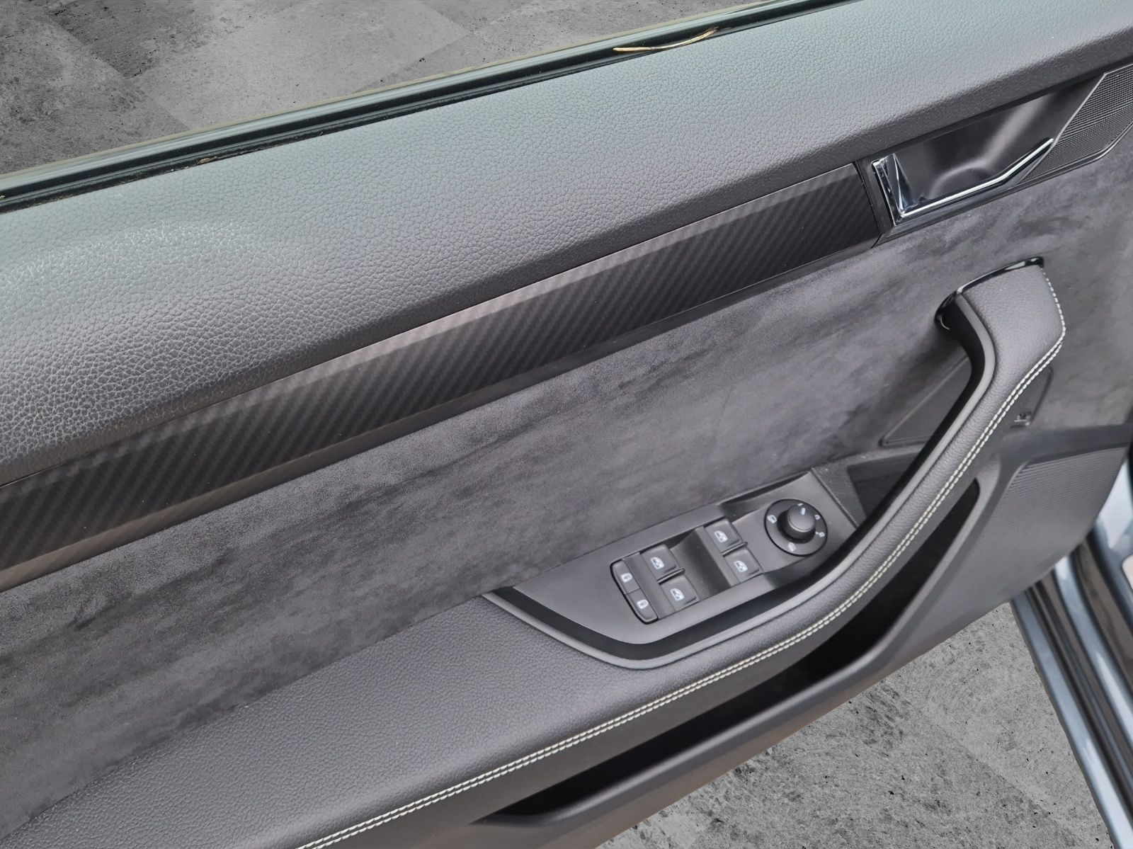 Fahrzeugabbildung SKODA Superb Combi TSI Sportline 4x4 DSG Standhzg. Mat