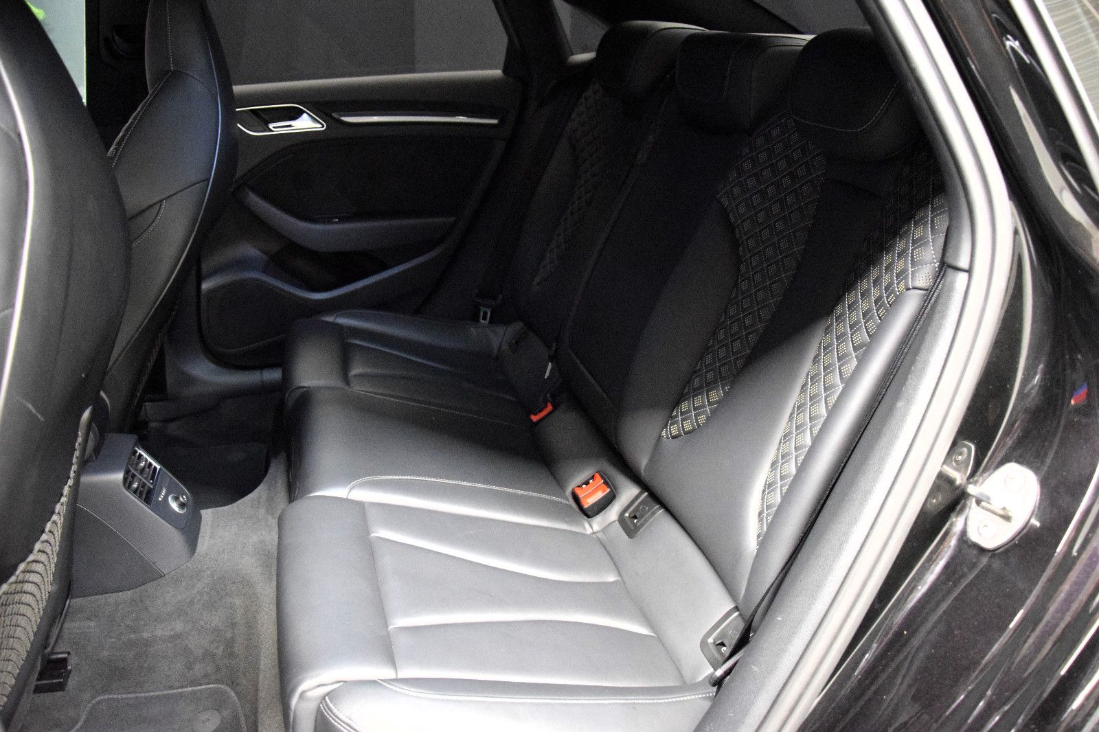 Fahrzeugabbildung Audi RS3 Lim. quattro ACC Virtual LED Kamera RS-Sitze
