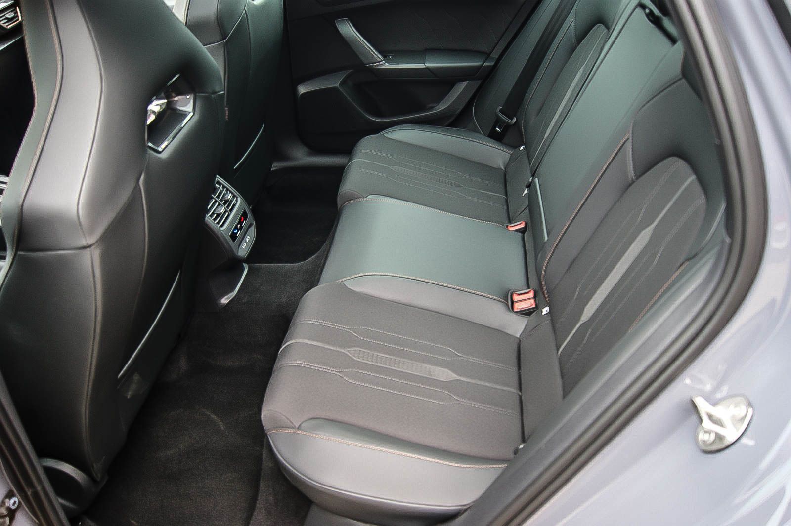 Fahrzeugabbildung CUPRA Leon Sportstourer e-Hybrid PANORAMA CARPLAY ACC