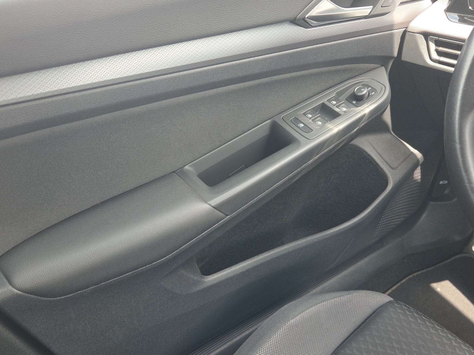 Fahrzeugabbildung Volkswagen Golf VIII Variant TDI Active DSG LED Navi AID AC
