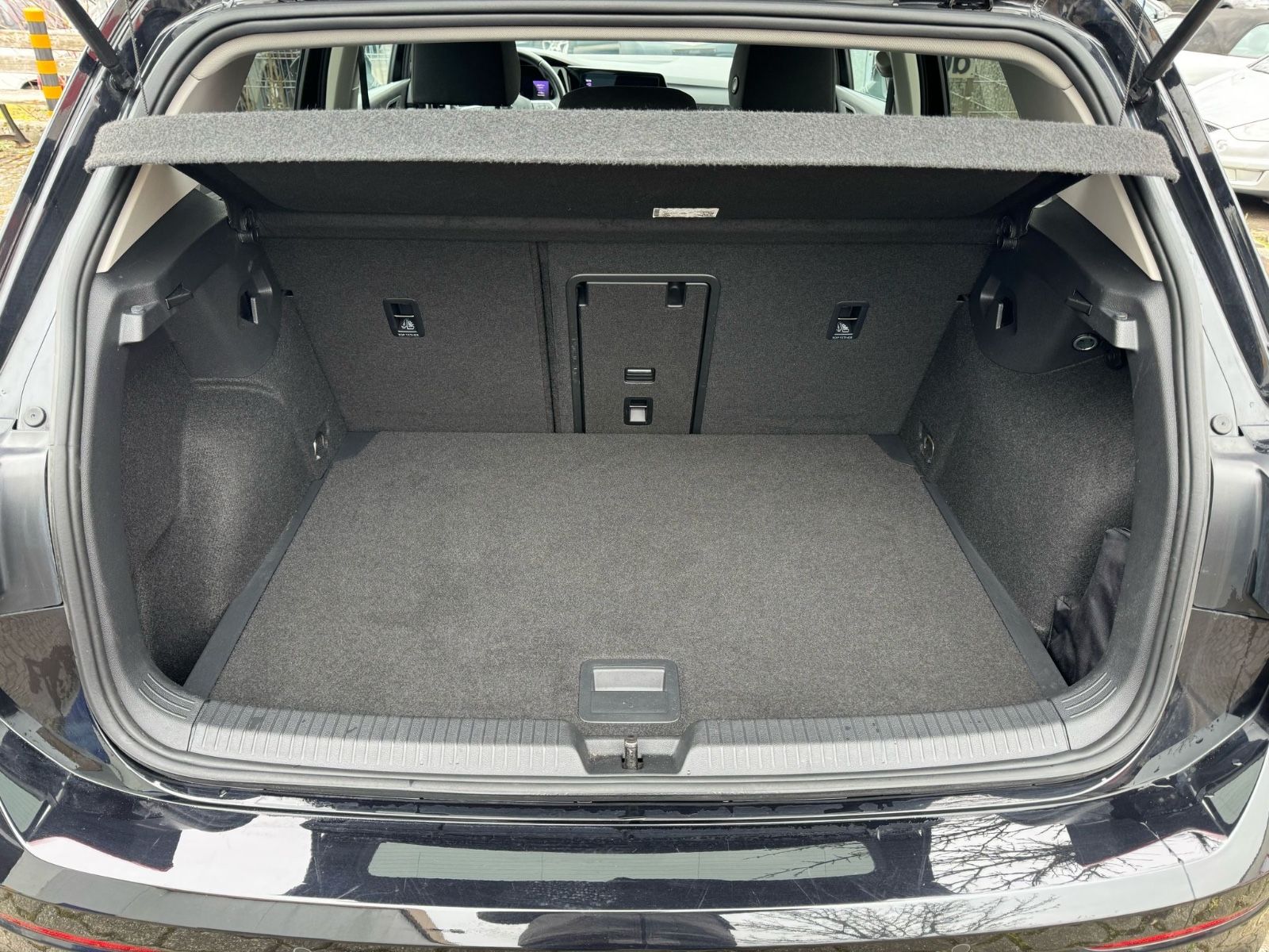 Fahrzeugabbildung Volkswagen Golf VIII Lim. Life eTSI LED+Navi+Lane