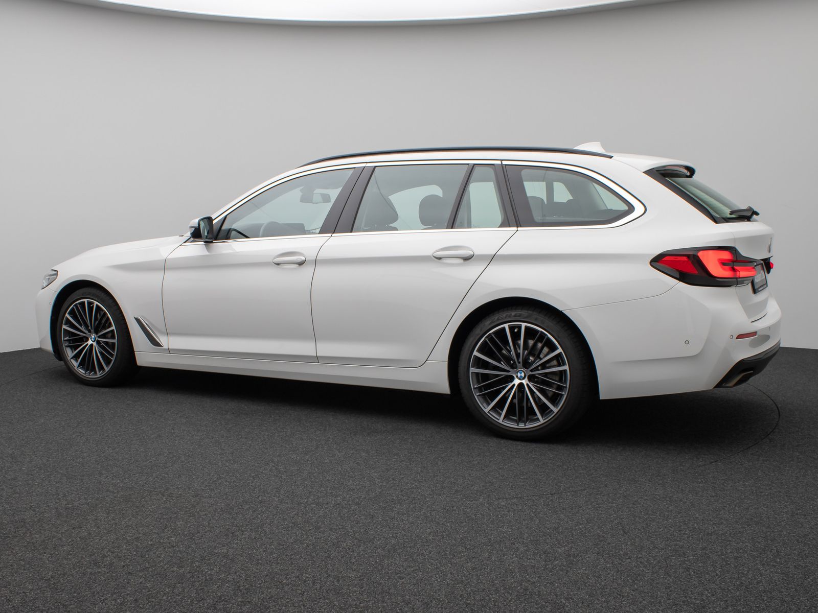 Fahrzeugabbildung BMW 530d Kamera HUD DAB Komfort Alarm Sport 19Zoll