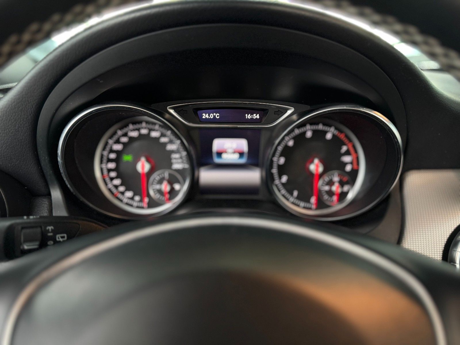 Fahrzeugabbildung Mercedes-Benz CLA 180 Shooting Brake Urban "LED + Business-P."
