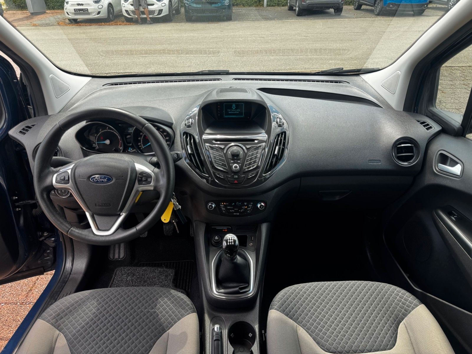 Fahrzeugabbildung Ford Tourneo Courier Titanium Sitzheizung Klima