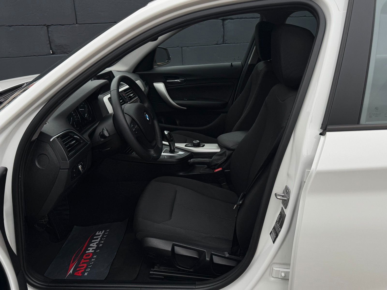 Fahrzeugabbildung BMW 118i Advantage Tempomat BLT PDC LED SHZ AHK