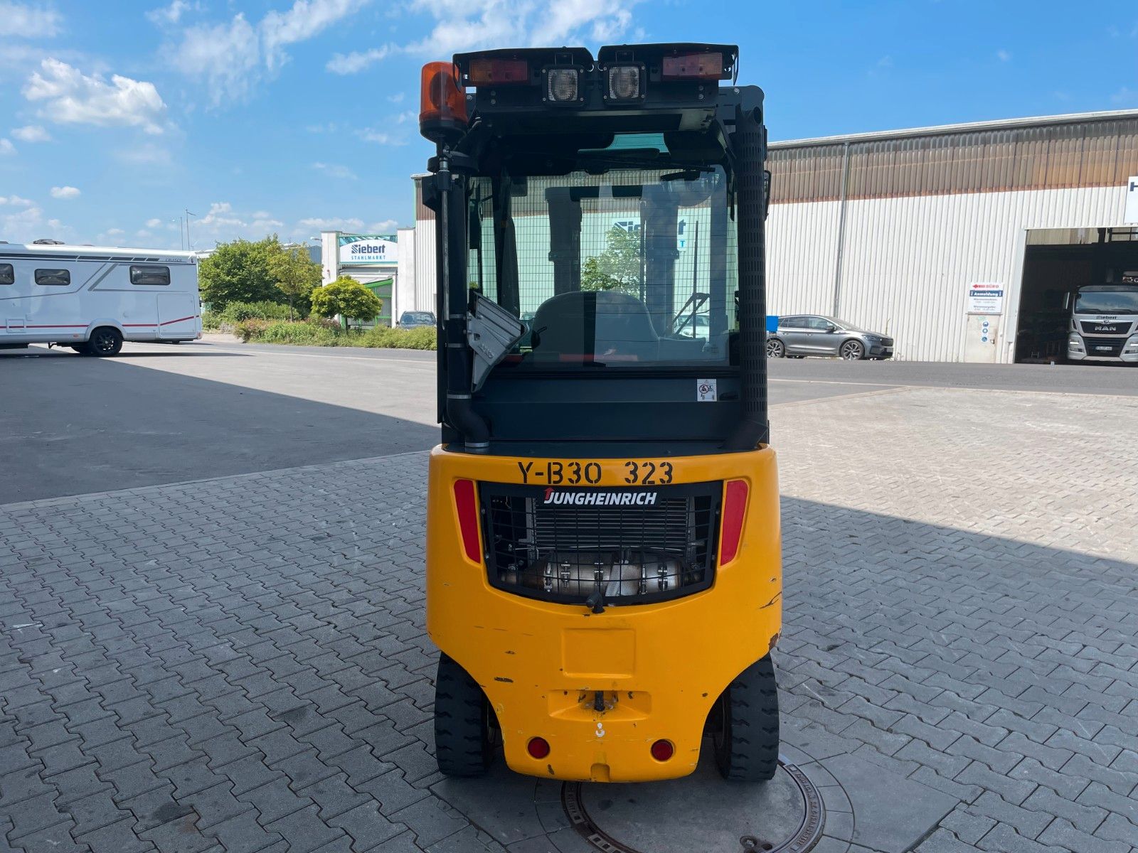 Fahrzeugabbildung Jungheinrich DFG 316s / Triplex: 4.4m / 2.008h / Klima / SS