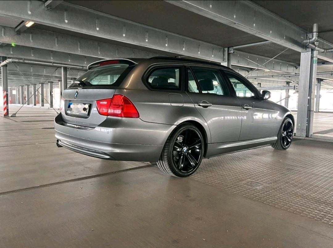 BMW 320 2010 — салон