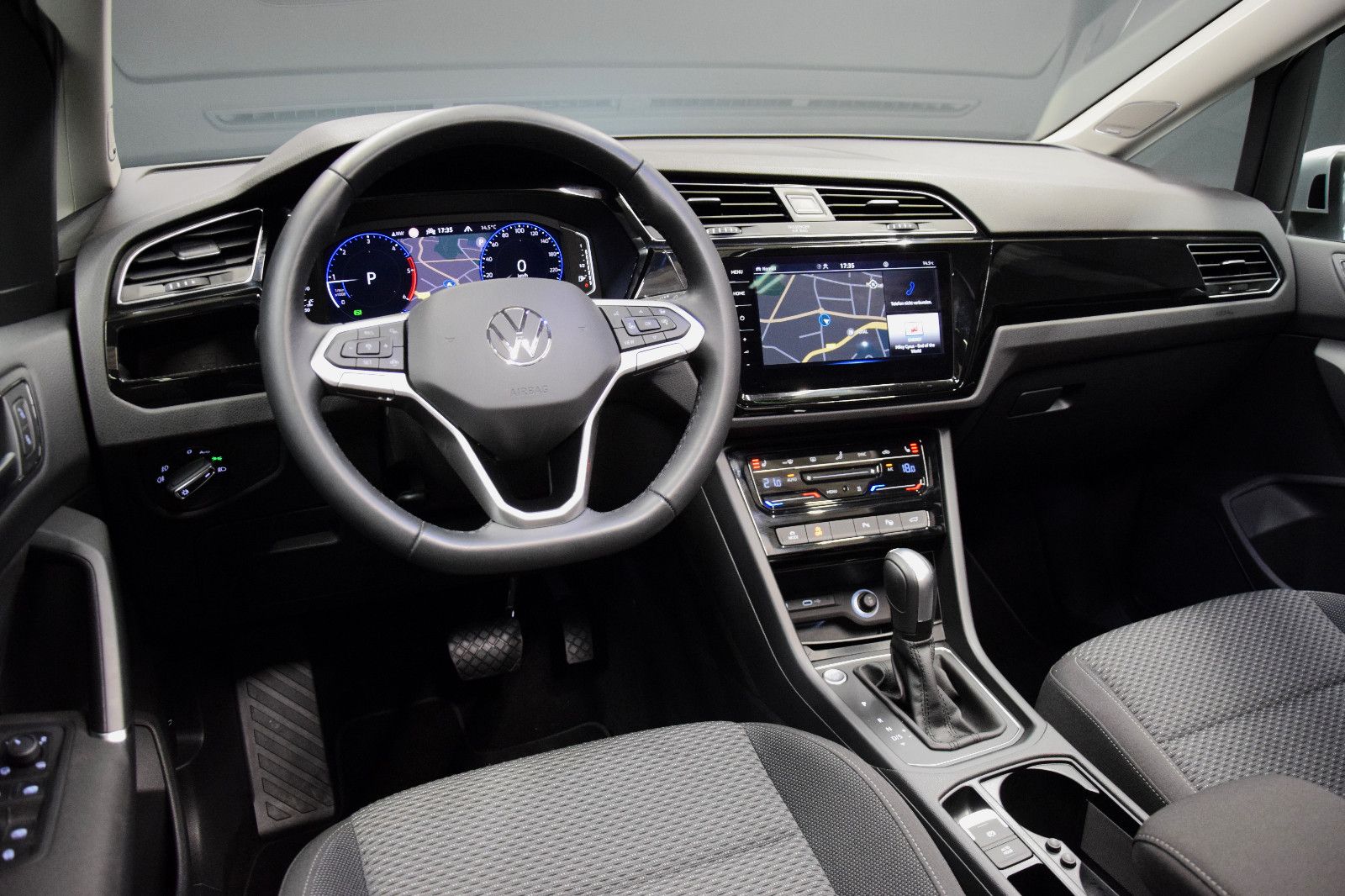 Fahrzeugabbildung Volkswagen Touran Comfortline DSG EasyOpen 7-Sitze ACC Pano