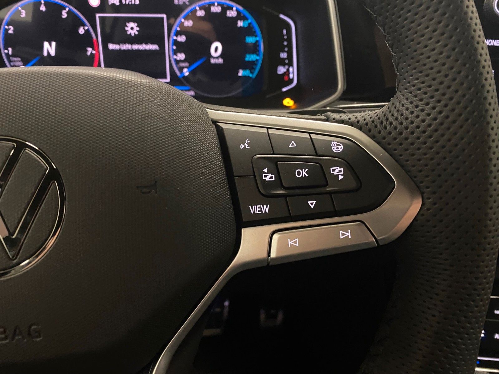 Fahrzeugabbildung Volkswagen T-Roc 1.5 TSI DSG R-Line+ACC+iQ Light MATRIX+18"