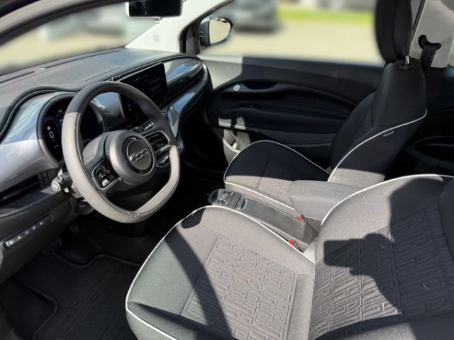 Fahrzeugabbildung Fiat 500 e Basis +NAVI+KLIMA+RFK+SHZ+CARPLAY+PDC+DAB+