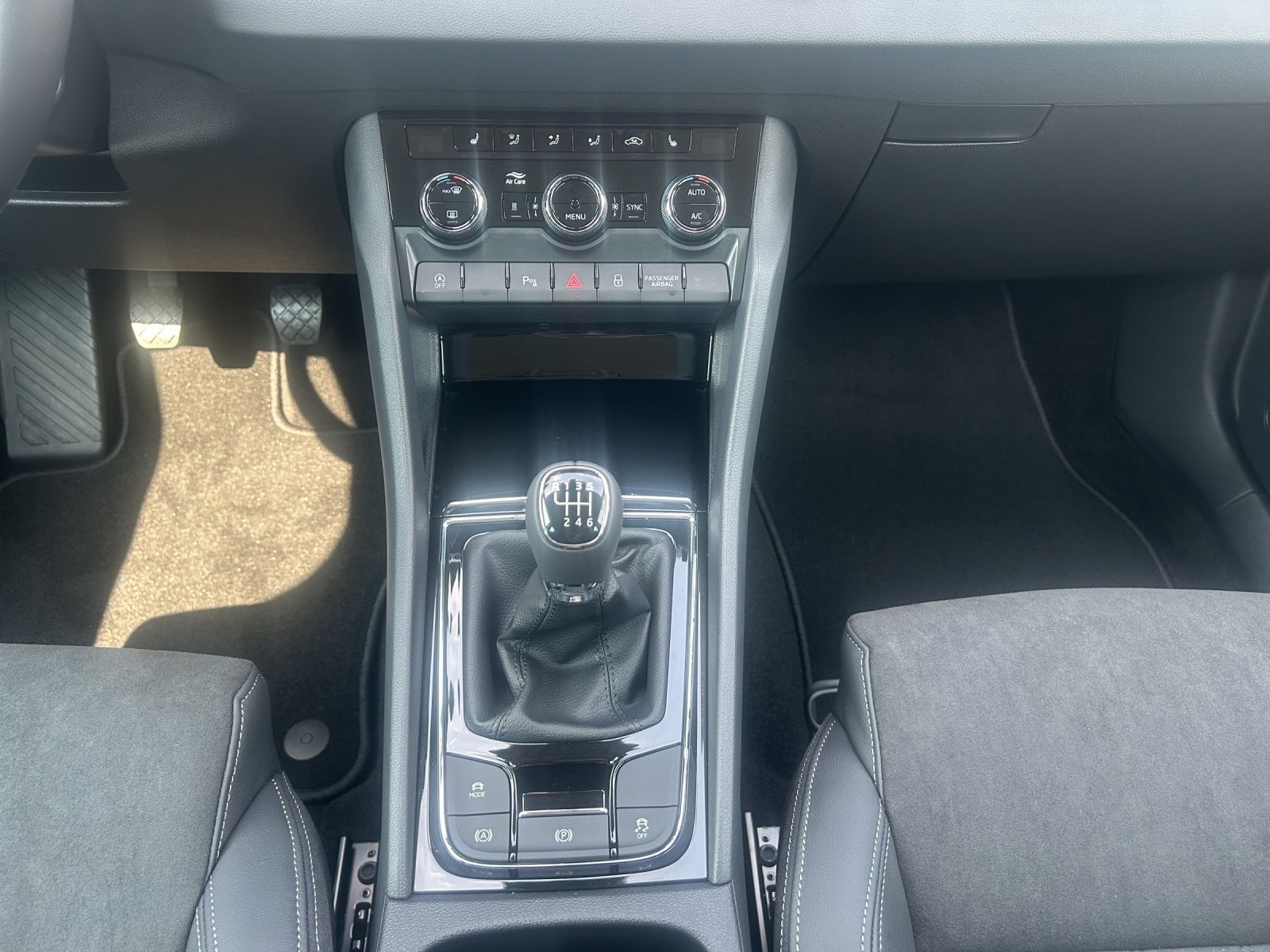 Fahrzeugabbildung SKODA Karoq 1.5 TSI Balance AHK Standh. ASG