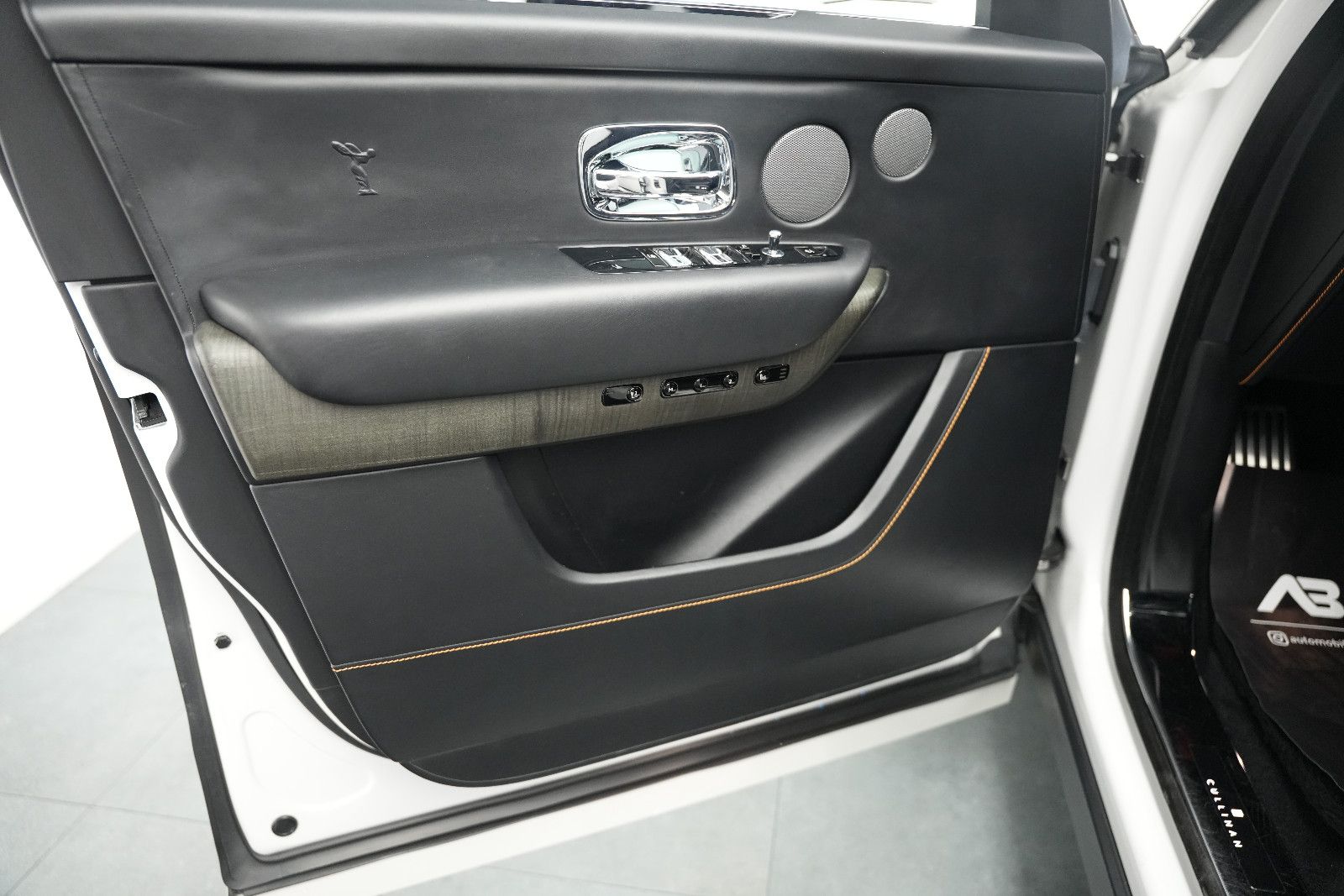 Fahrzeugabbildung Rolls-Royce Cullinan/NOVITEC/WIDEBODY/24''/FOND-TV/STERNEHIM