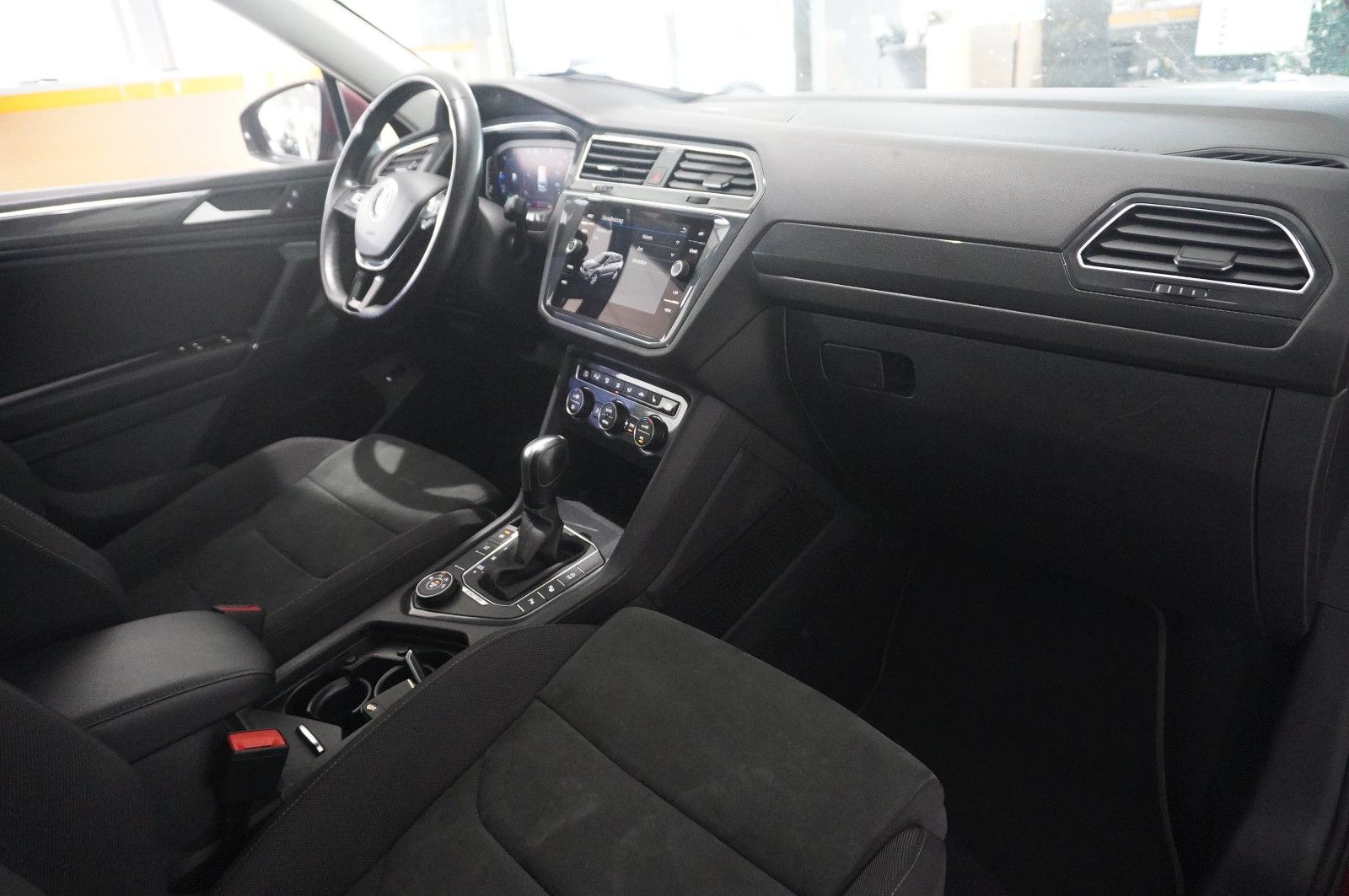 Fahrzeugabbildung Volkswagen Tiguan Allspace 2.0D 4M R-LINE 7-SITZER NAVI/AHK